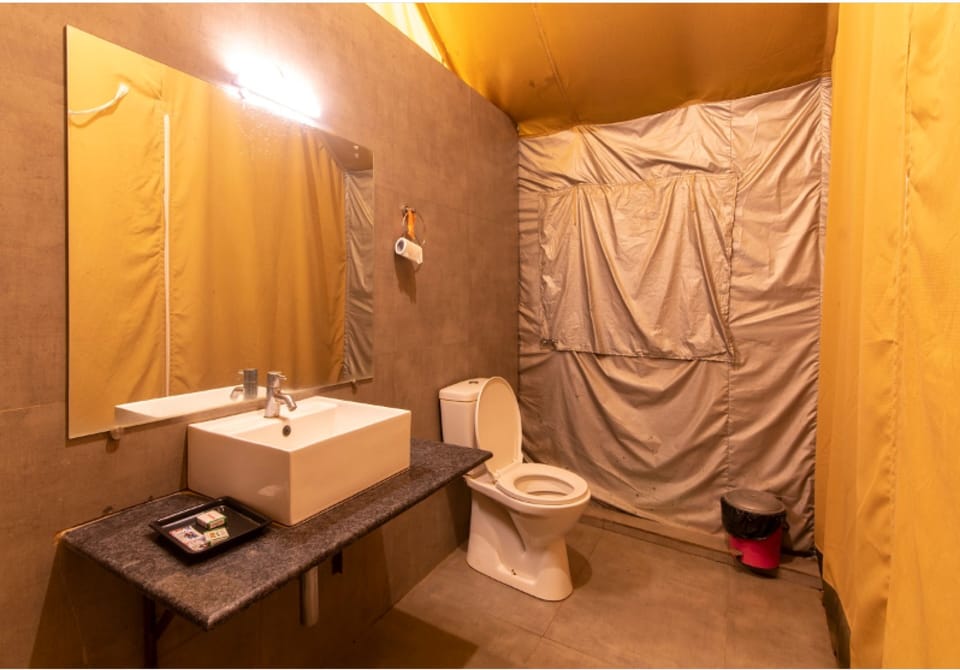 Junior Tent | Bathroom | Shower, hair dryer, towels, soap