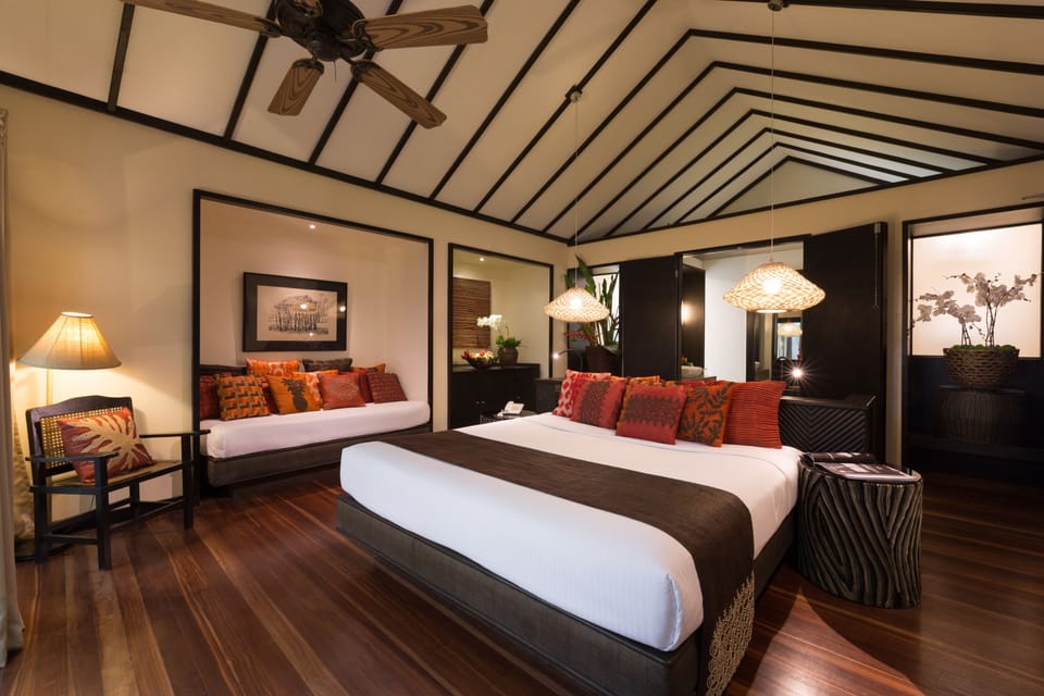 Mandaya House | Minibar, in-room safe, desk, blackout drapes