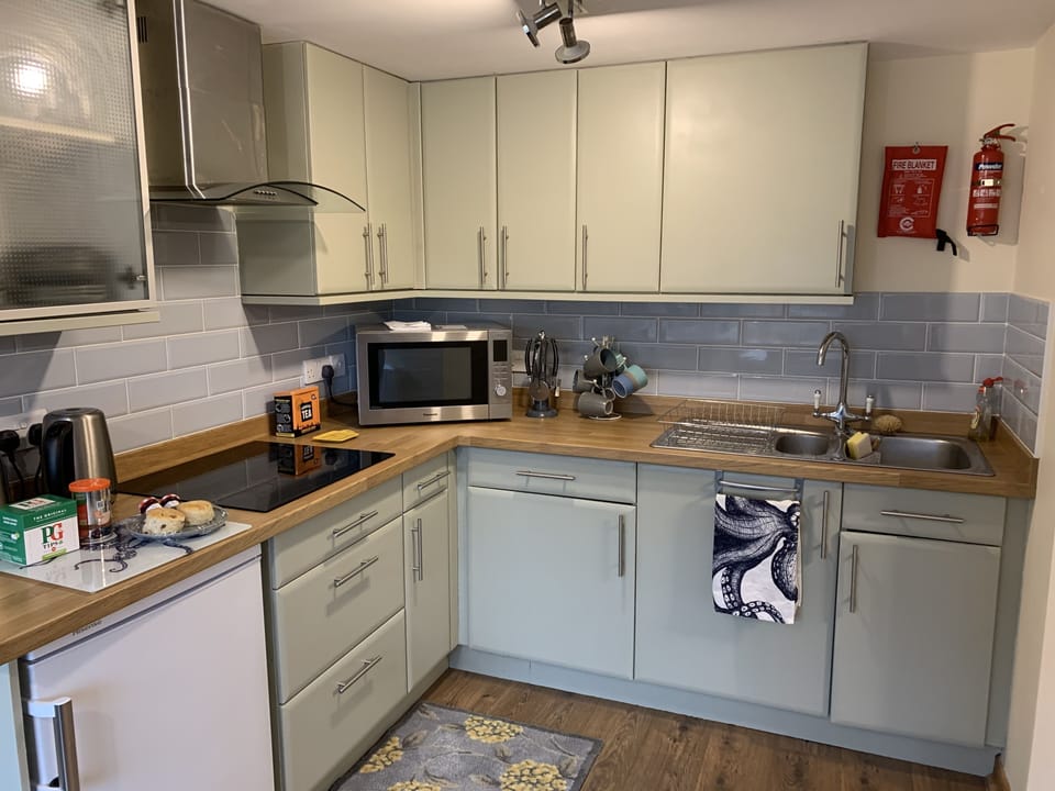 Cottage | Private kitchen | Fridge, microwave, oven, stovetop