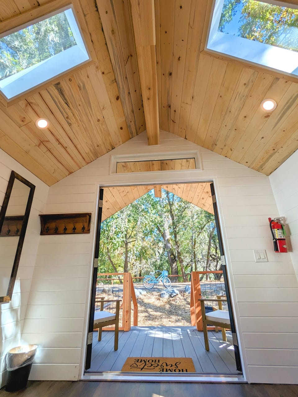 Deluxe Cabin, 1 Queen Bed, Patio, Garden View | Laptop workspace, free WiFi, bed sheets