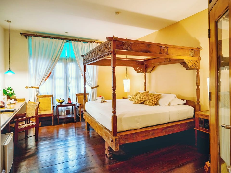 Zamrud Suite | Minibar, in-room safe, desk, laptop workspace