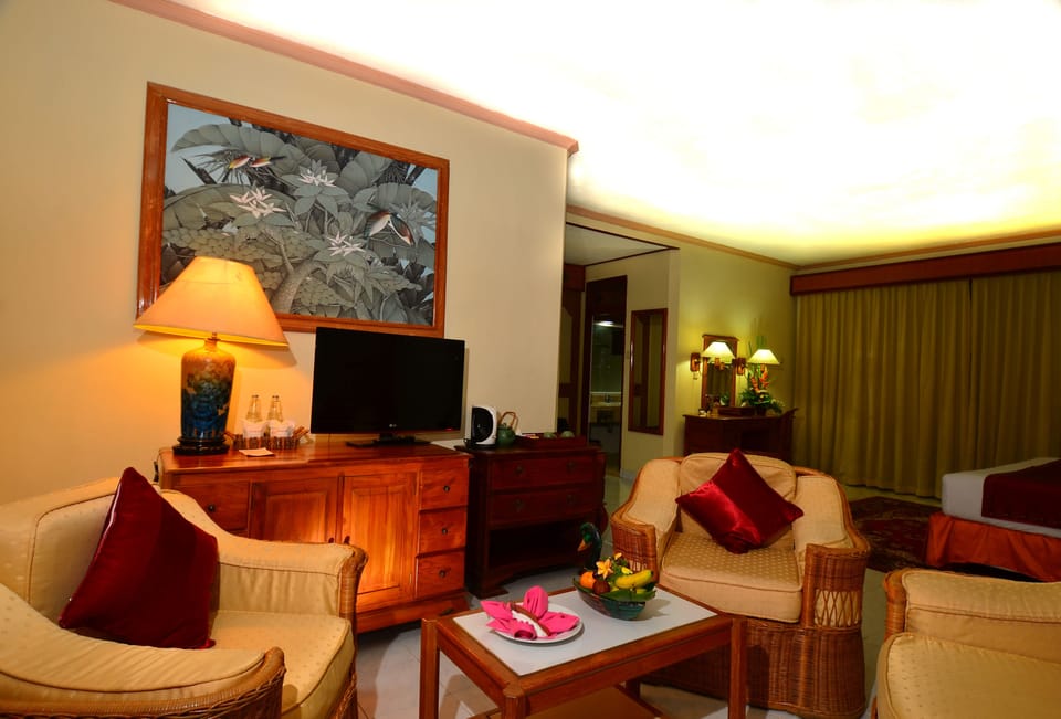 Junior Suite, 1 Double Bed | Minibar, in-room safe, desk, laptop workspace
