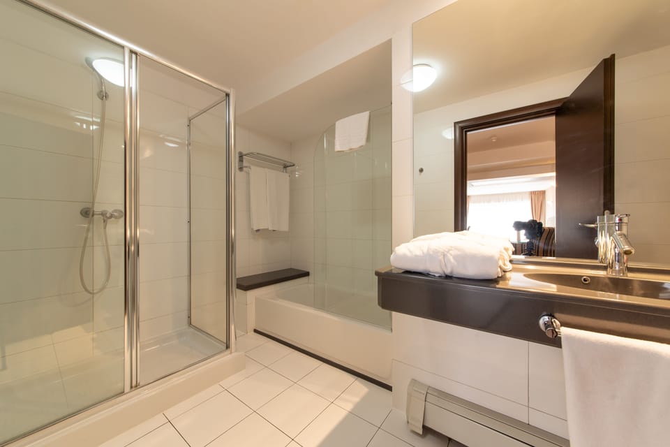 Junior Suite | Bathroom | Combined shower/tub, hair dryer, bathrobes, slippers