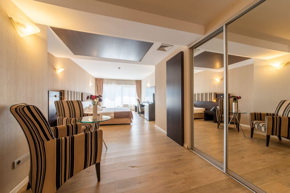 Junior Suite | Premium bedding, minibar, in-room safe, blackout drapes