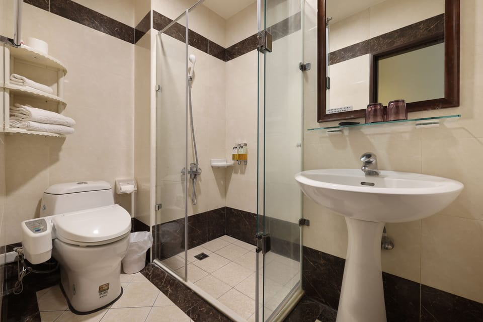 Standard Twin Room | Bathroom | Rainfall showerhead, hair dryer, towels, toilet paper