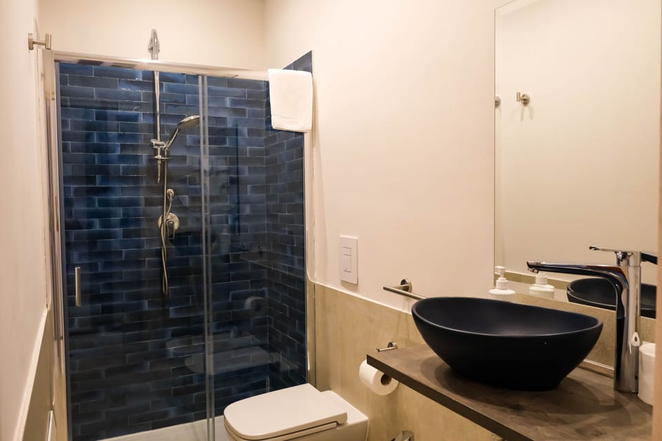 Deluxe Room Diamante | Bathroom | Shower, hair dryer, bidet, towels
