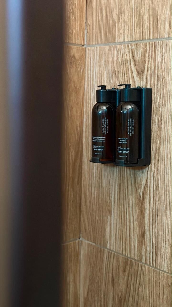 Hydromassage showerhead, free toiletries, hair dryer, towels