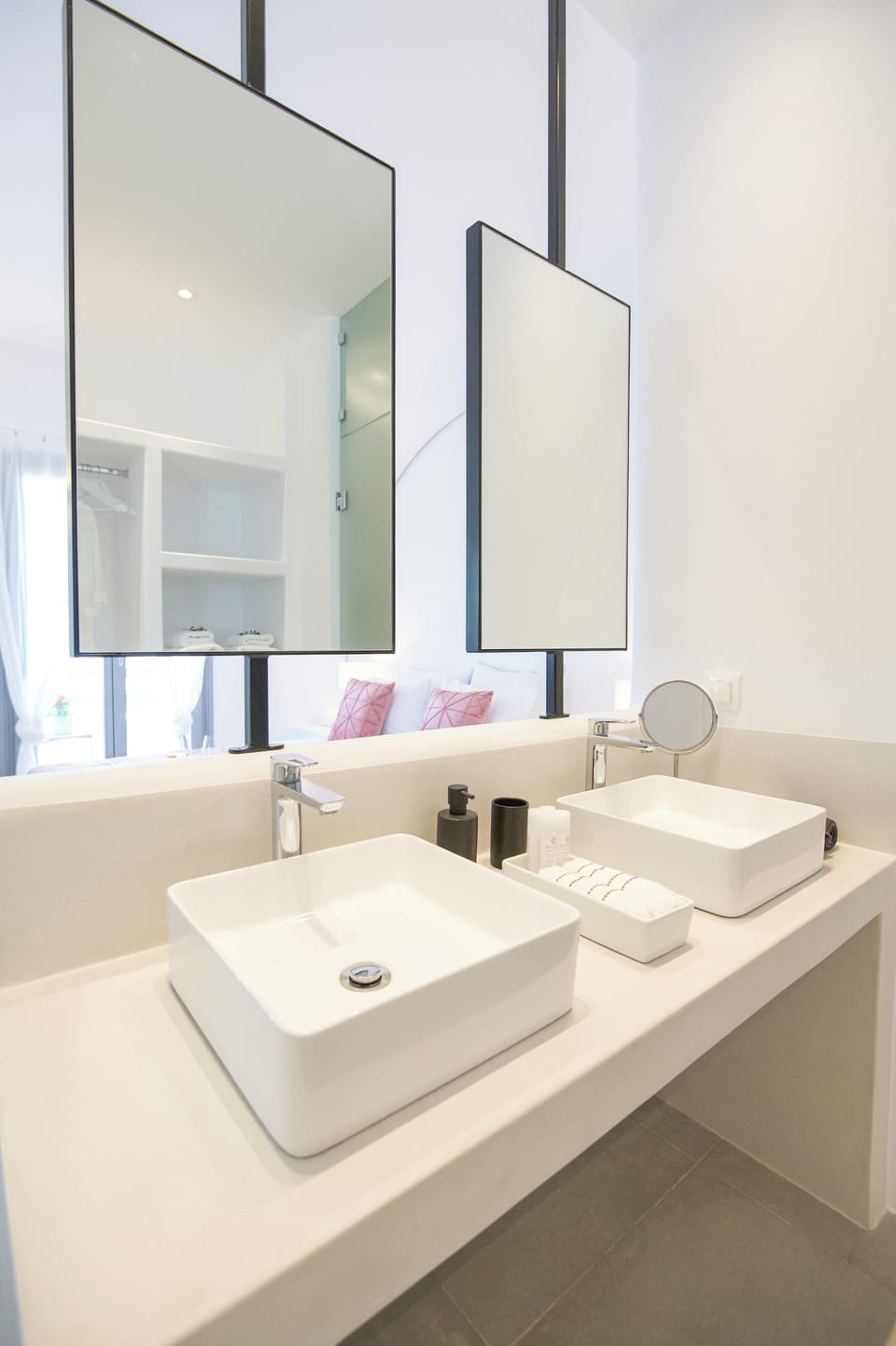 Exclusive Suite | Bathroom | Shower, hydromassage showerhead, free toiletries, hair dryer