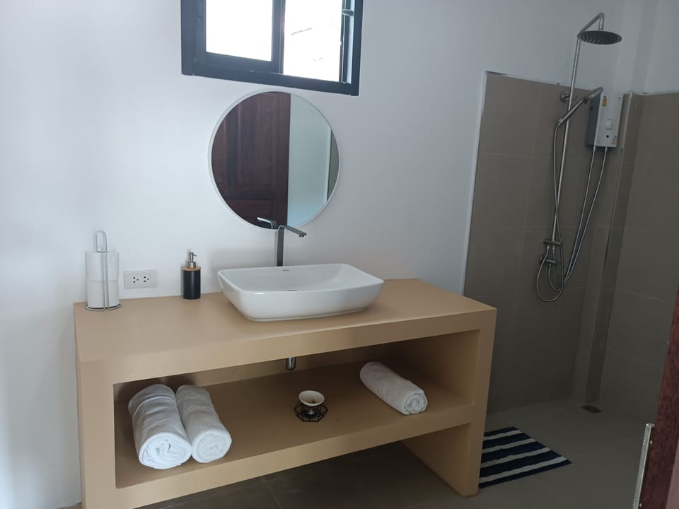 Large Bungalow | Bathroom | Towels