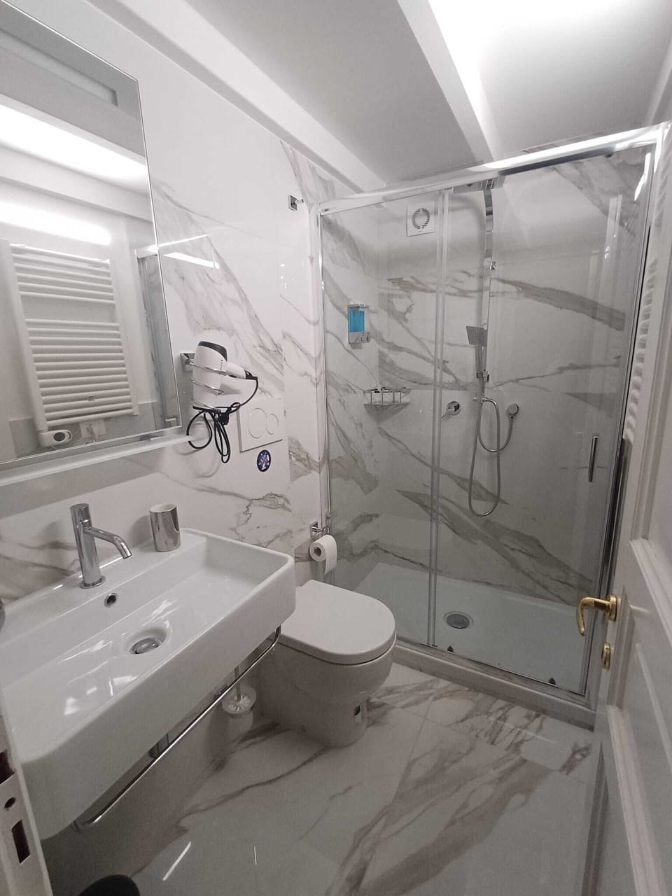 Family Duplex | Bathroom | Shower, free toiletries, hair dryer, bidet