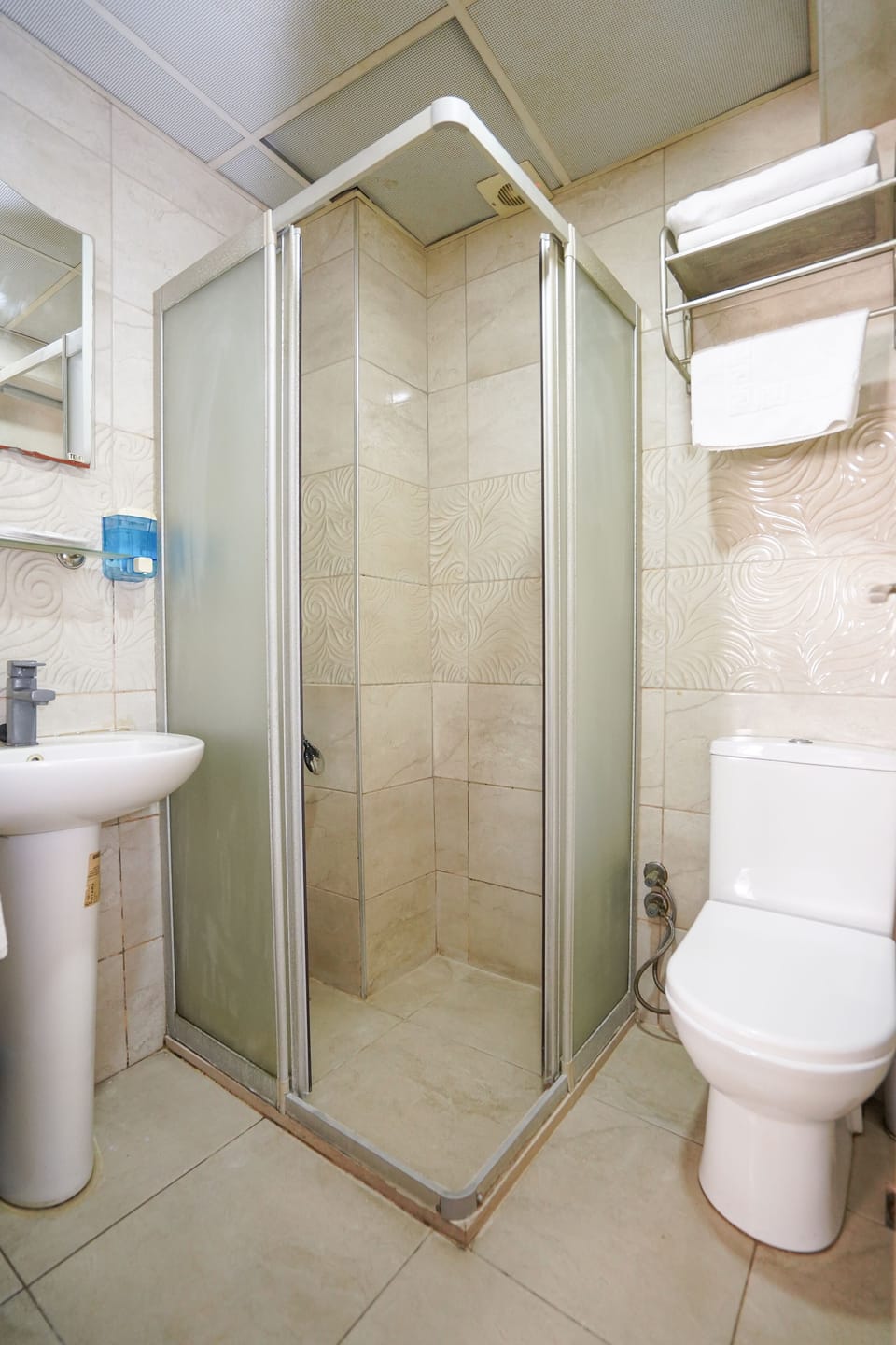 Classic Room | Bathroom | Shower, rainfall showerhead, eco-friendly toiletries, hair dryer