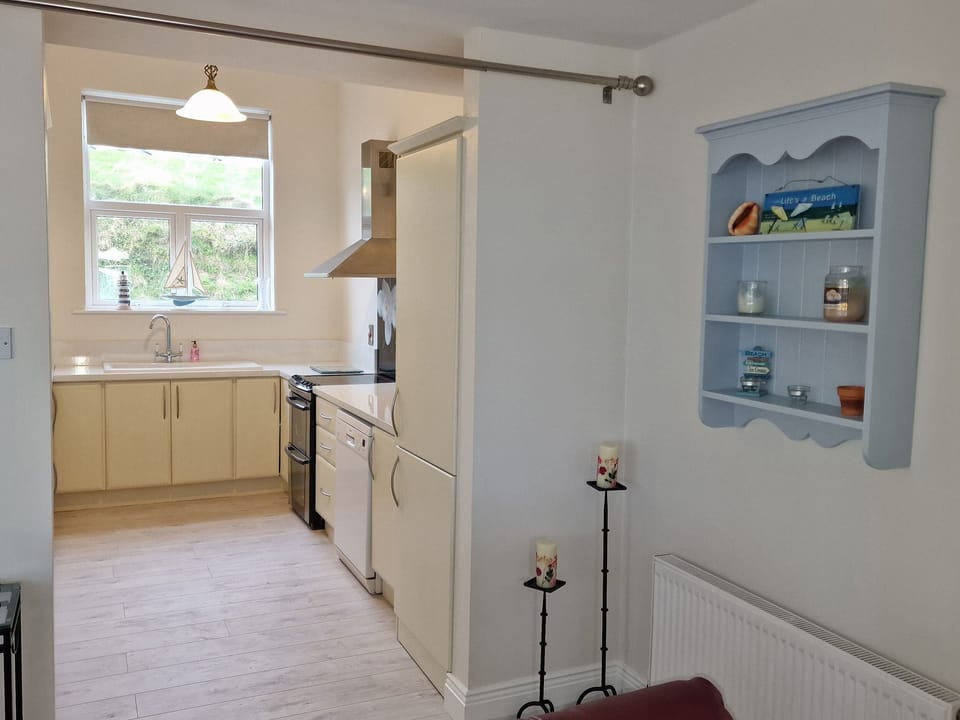 Cottage | Private kitchen | Dishwasher, electric kettle, toaster, cookware/dishes/utensils