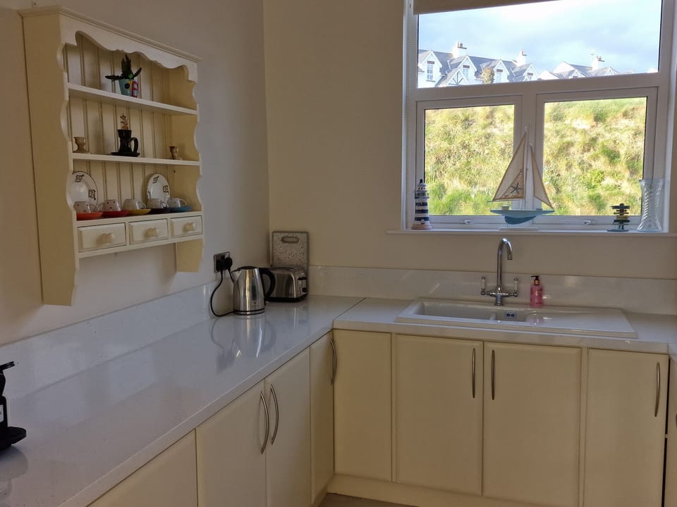 Cottage | Private kitchen | Dishwasher, electric kettle, toaster, cookware/dishes/utensils