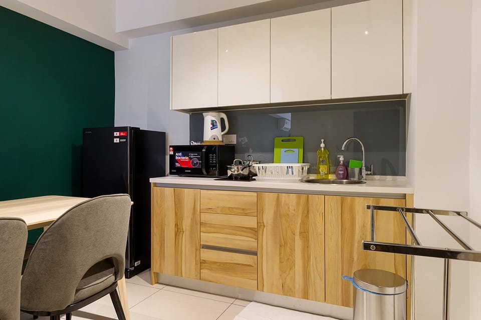City Studio | Private kitchen | Fridge, microwave, cookware/dishes/utensils, cleaning supplies