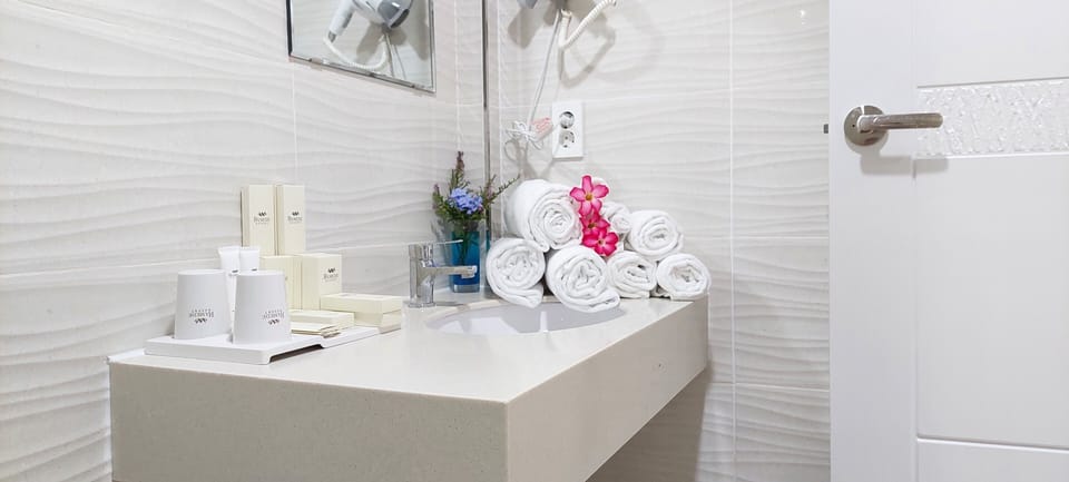 Shower, rainfall showerhead, free toiletries, hair dryer
