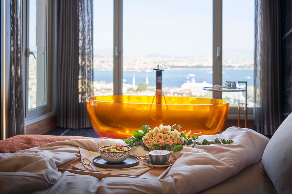 Bosphorus Suite | Minibar, in-room safe, desk, laptop workspace