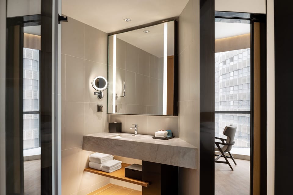 Fairfield Business Suite | Bathroom | Shower, rainfall showerhead, free toiletries, hair dryer