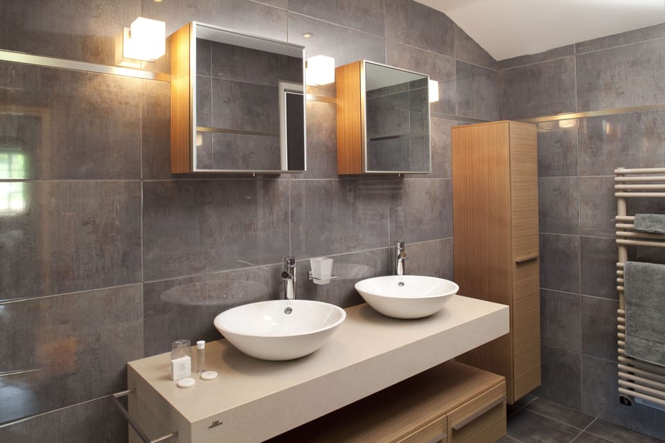maison clara avec bain jacuzzi | Bathroom | Shower, rainfall showerhead, free toiletries, hair dryer