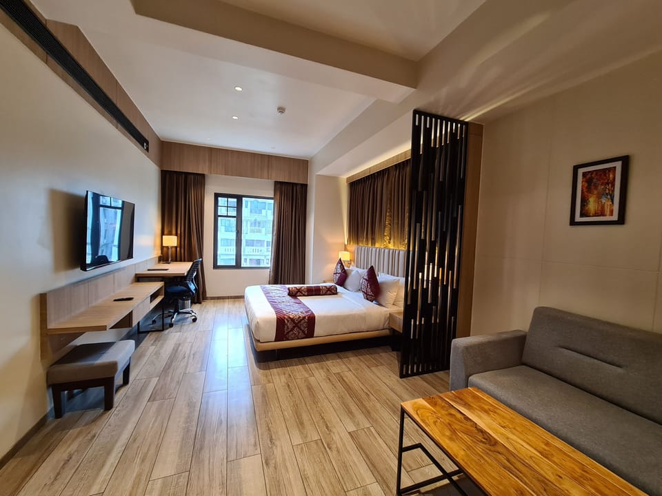 Studio Suite | Egyptian cotton sheets, premium bedding, in-room safe