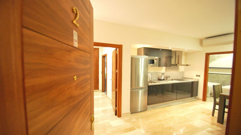 Full-size fridge, microwave, stovetop, dishwasher