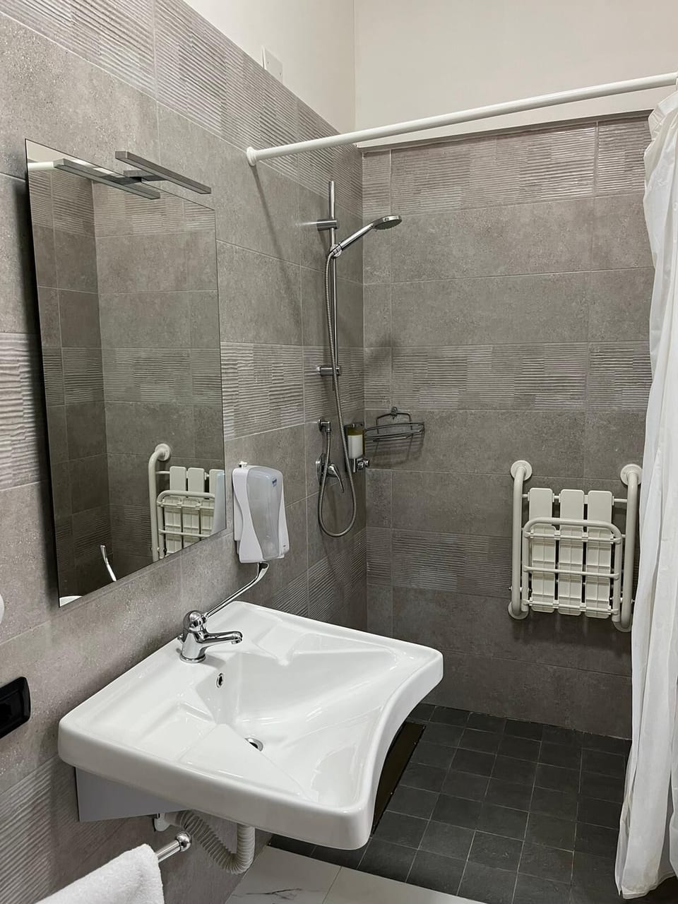 Family Suite | Bathroom | Free toiletries, hair dryer