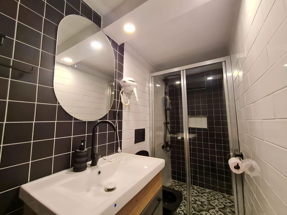 Superior Double Room | Bathroom | Slippers