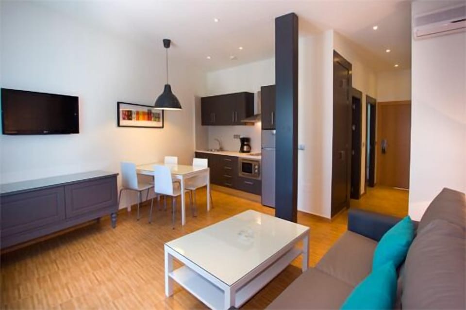 Apartment, 1 Bedroom | Bathroom | Combined shower/tub, hair dryer, towels, toilet paper