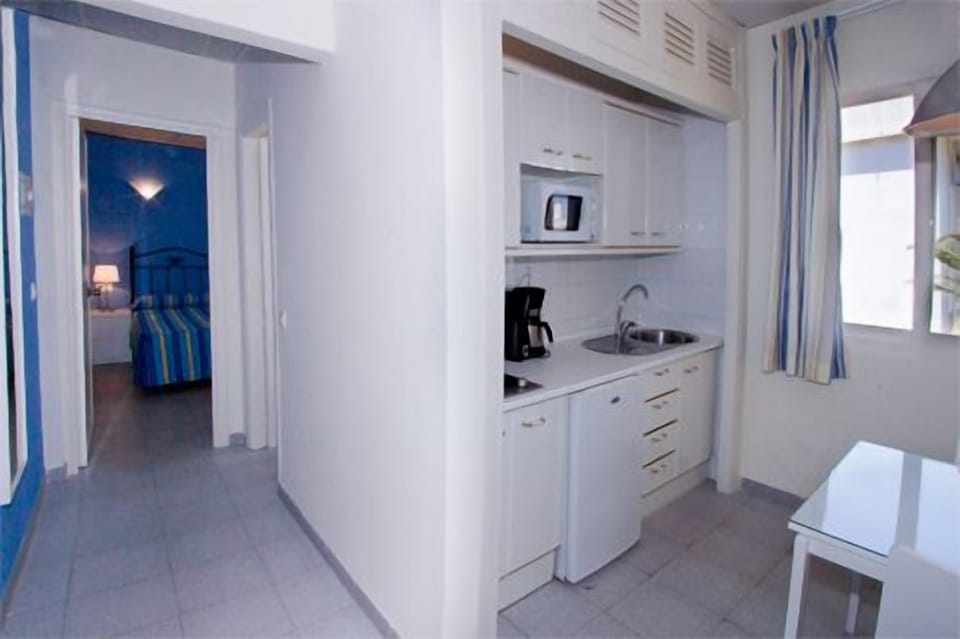 Studio, 1 Bedroom | Bathroom | Combined shower/tub, hair dryer, towels, toilet paper