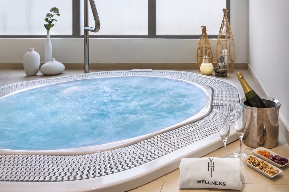 Couples treatment rooms, sauna, hot tub, steam room, body treatments