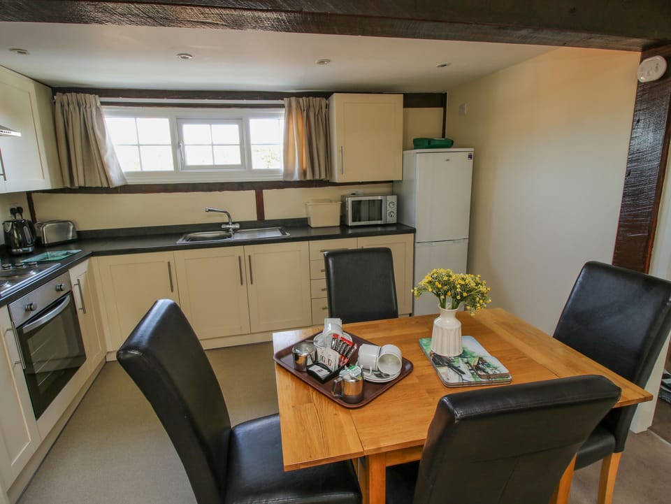 Cottage | Private kitchen | Fridge, electric kettle, toaster, cookware/dishes/utensils