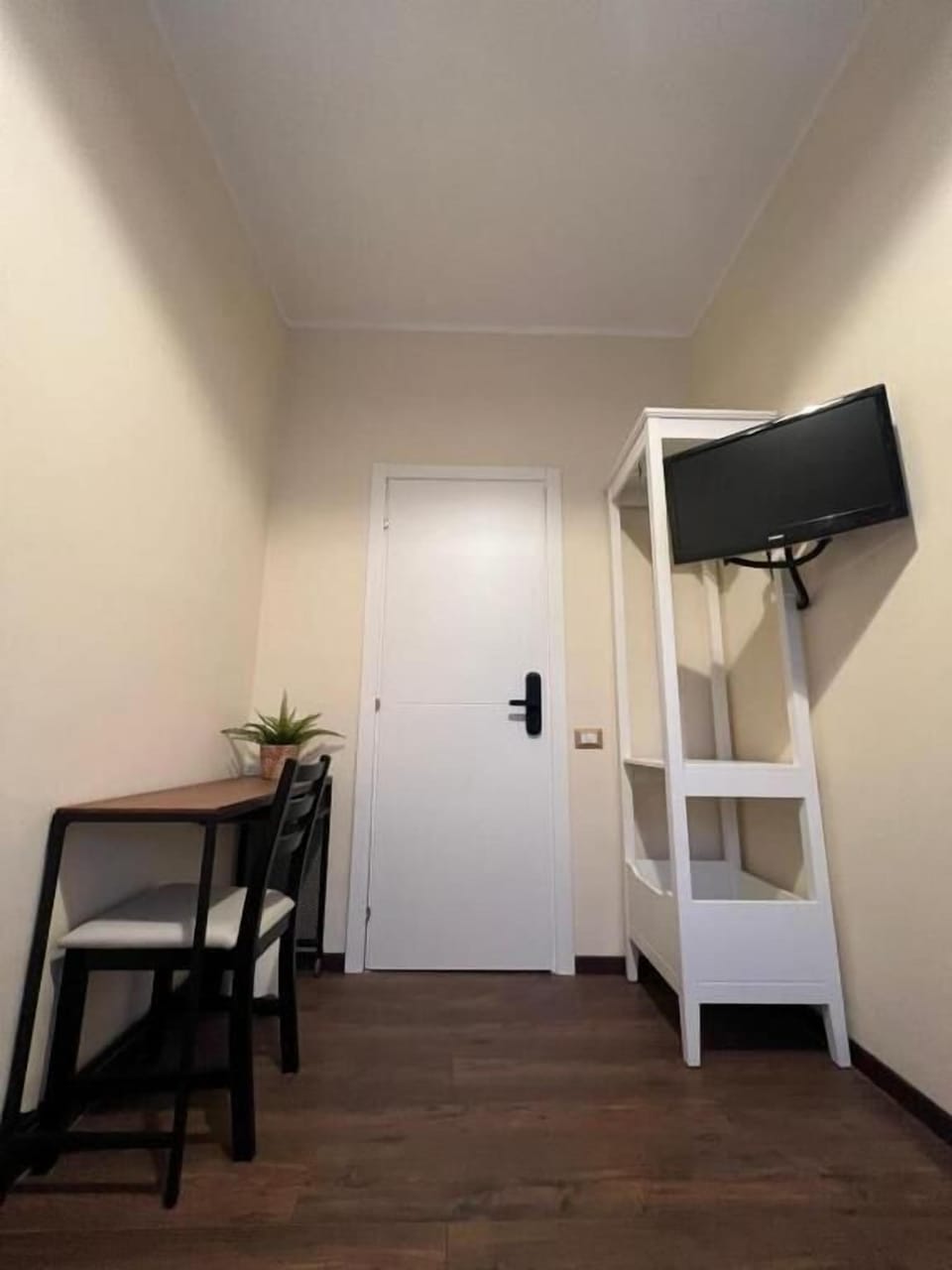 Room, 1 Large Twin Bed, Shared Bathroom | Desk, laptop workspace, free WiFi, bed sheets