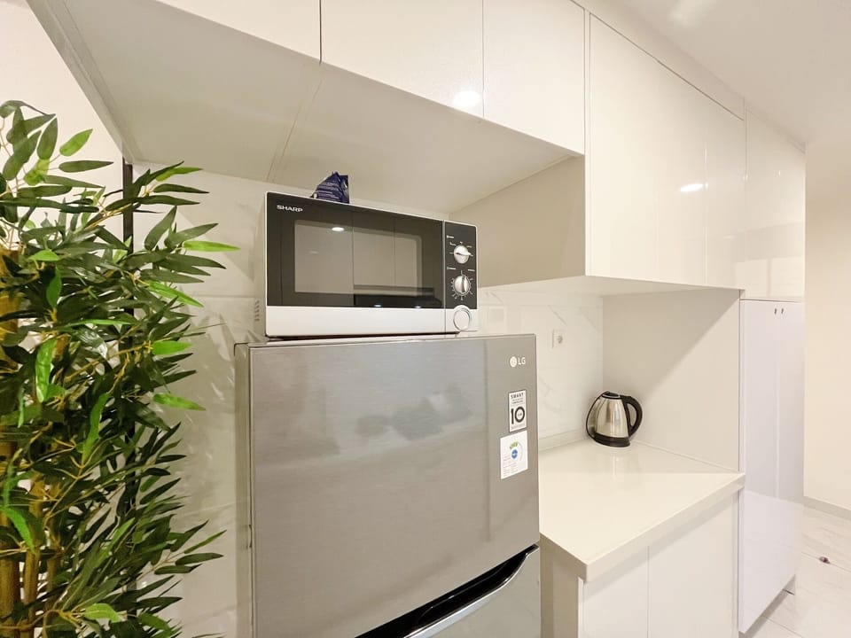 Family Apartment, 3 Bedrooms, Garden View | Private kitchen | Full-size fridge, microwave, stovetop, cookware/dishes/utensils