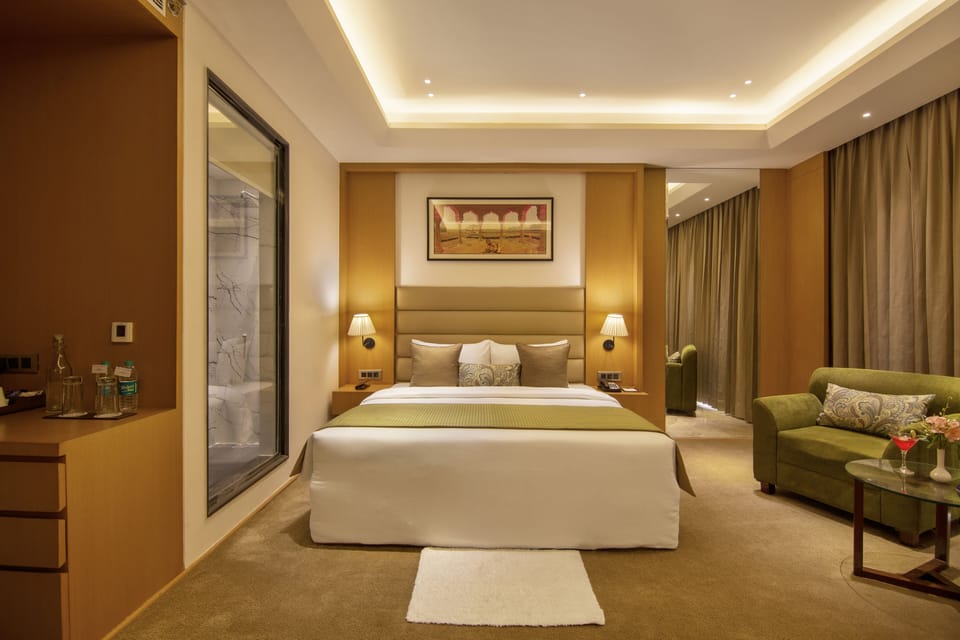 Deluxe Suite, 1 King Bed | Minibar, desk, soundproofing, iron/ironing board