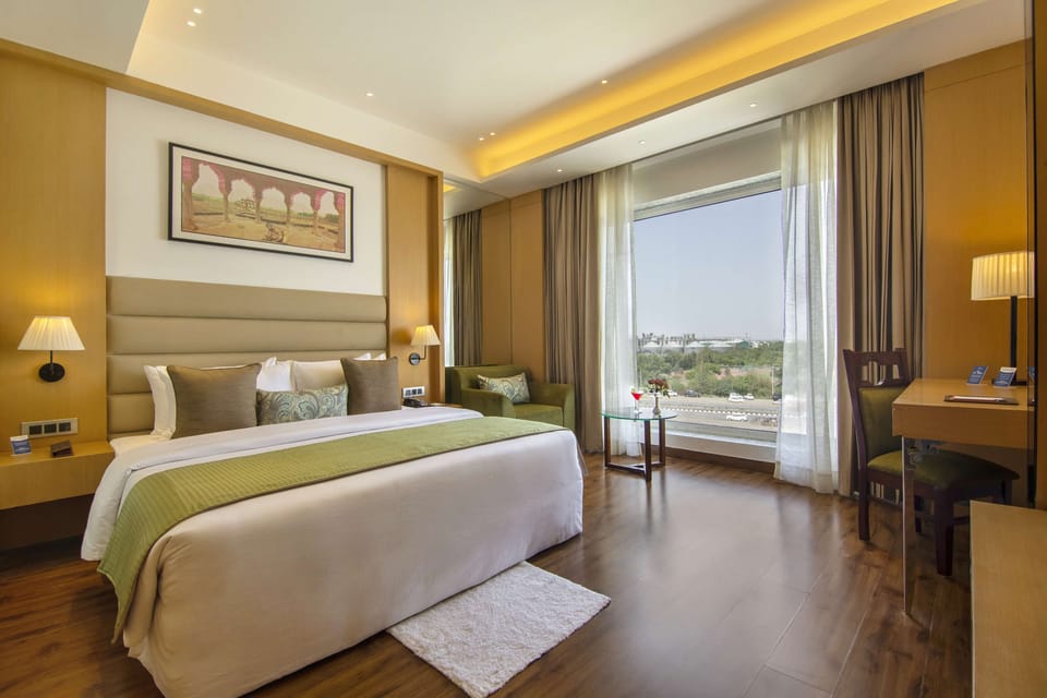 Deluxe Room, 1 King Bed | Minibar, desk, soundproofing, iron/ironing board