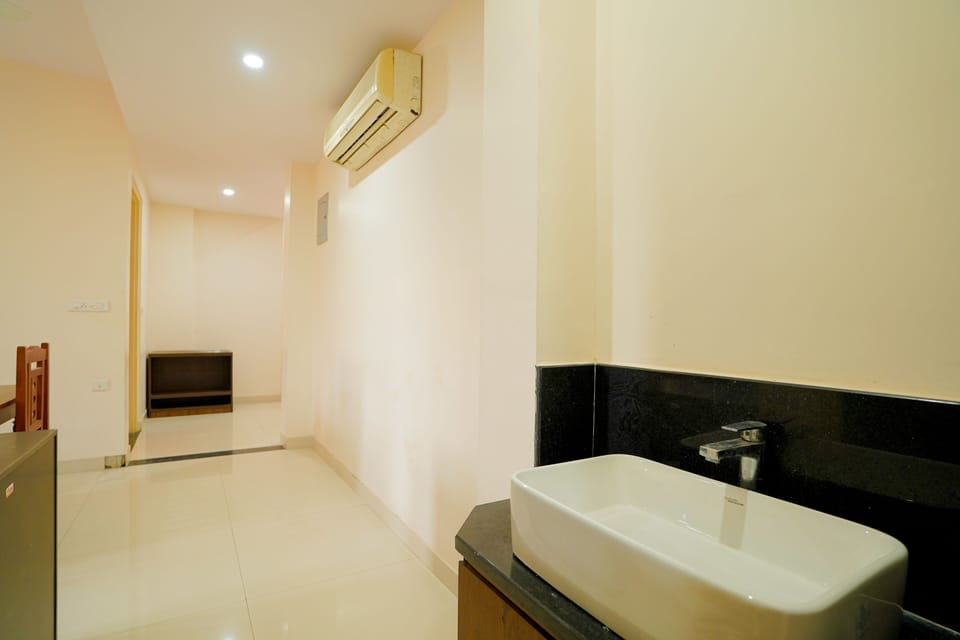 Family Suite | Bathroom | Shower, rainfall showerhead, free toiletries, towels