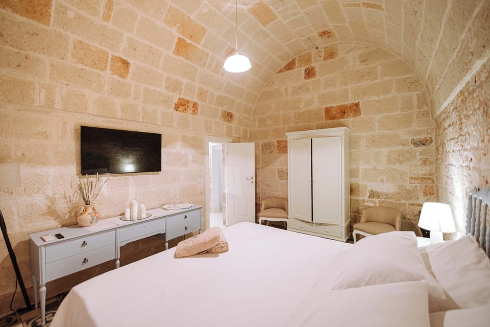 Luxury Suite | Premium bedding, down comforters, memory foam beds, minibar