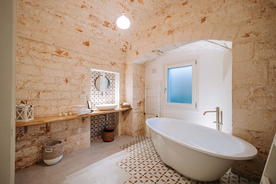 Luxury Room | Bathroom | Free toiletries, hair dryer, slippers, bidet