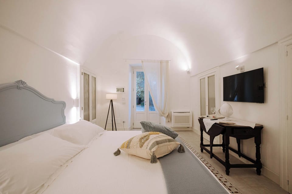 Luxury Room | Premium bedding, down comforters, memory foam beds, minibar