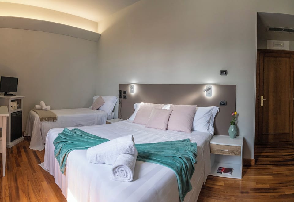 Camera Tripla Classic | Premium bedding, down comforters, minibar, in-room safe
