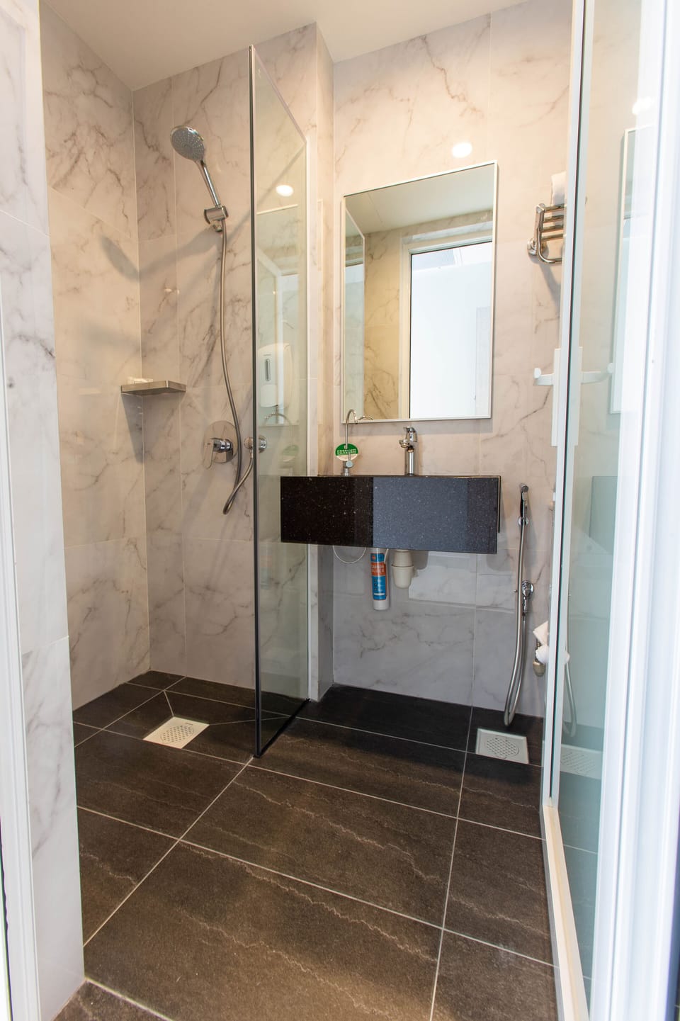 Superior Room, 2 Twin Beds | Bathroom | Shower, hair dryer, towels