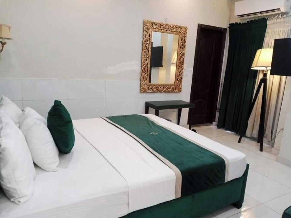 Minibar, soundproofing, free WiFi, wheelchair access
