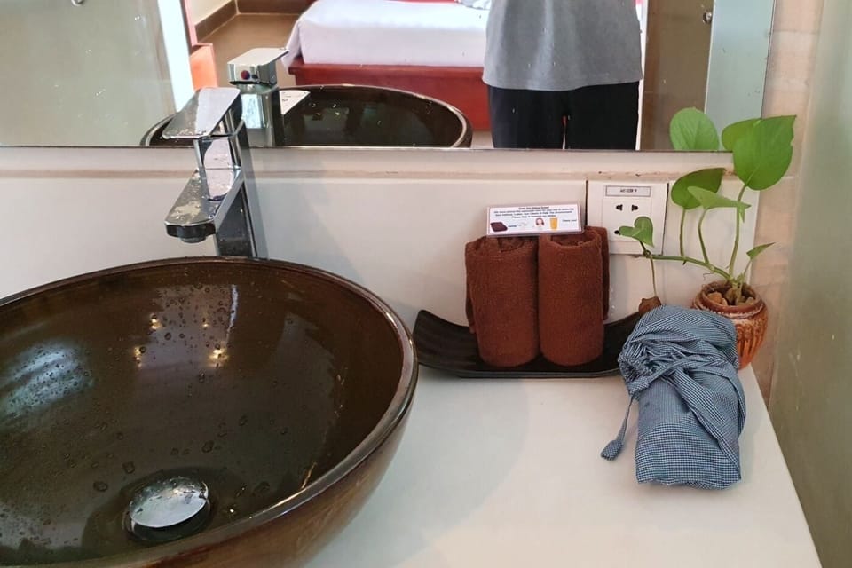 Shower, rainfall showerhead, free toiletries, hair dryer