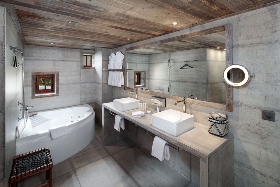 Family Suite | Bathroom | Separate tub and shower, jetted tub, designer toiletries, hair dryer