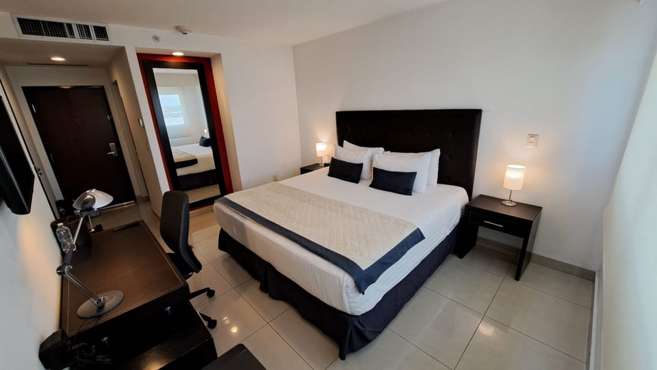 Standard Room, 1 King Bed | In-room safe, desk, laptop workspace, blackout drapes