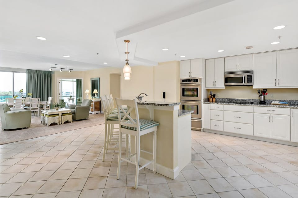 Deluxe Condo (unit 509  (#73956)) | Private kitchen | Full-size fridge, microwave, oven, stovetop