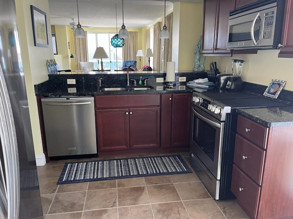 Deluxe Condo, 2 Bedrooms, City View | Private kitchen | Full-size fridge, microwave, oven, stovetop