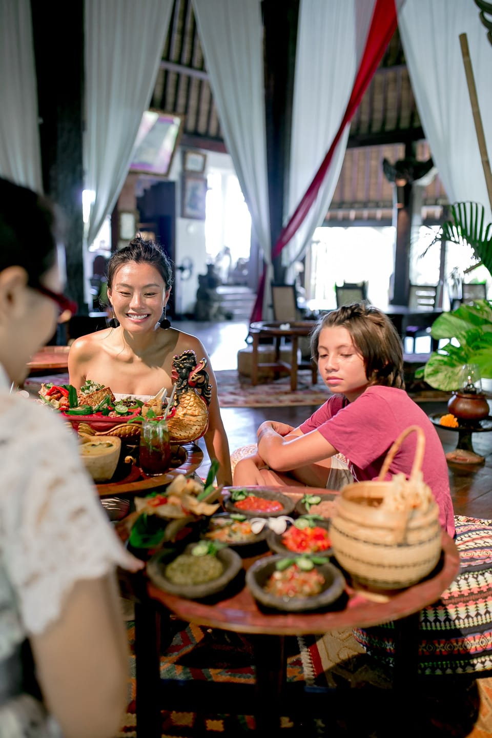5 restaurants; breakfast, lunch, dinner, and brunch served
