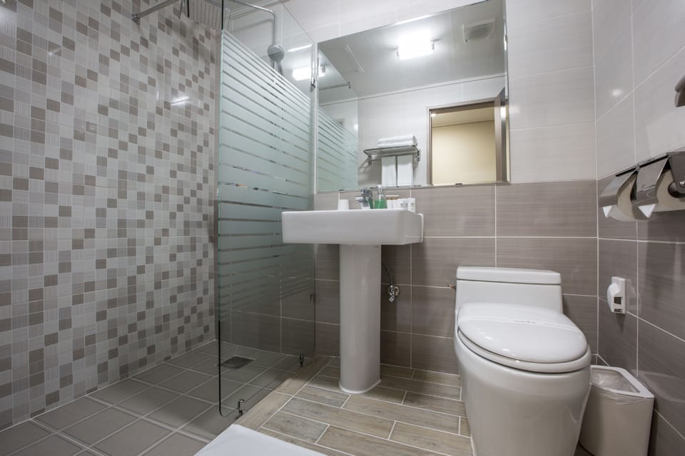 Rainfall showerhead, free toiletries, slippers, towels