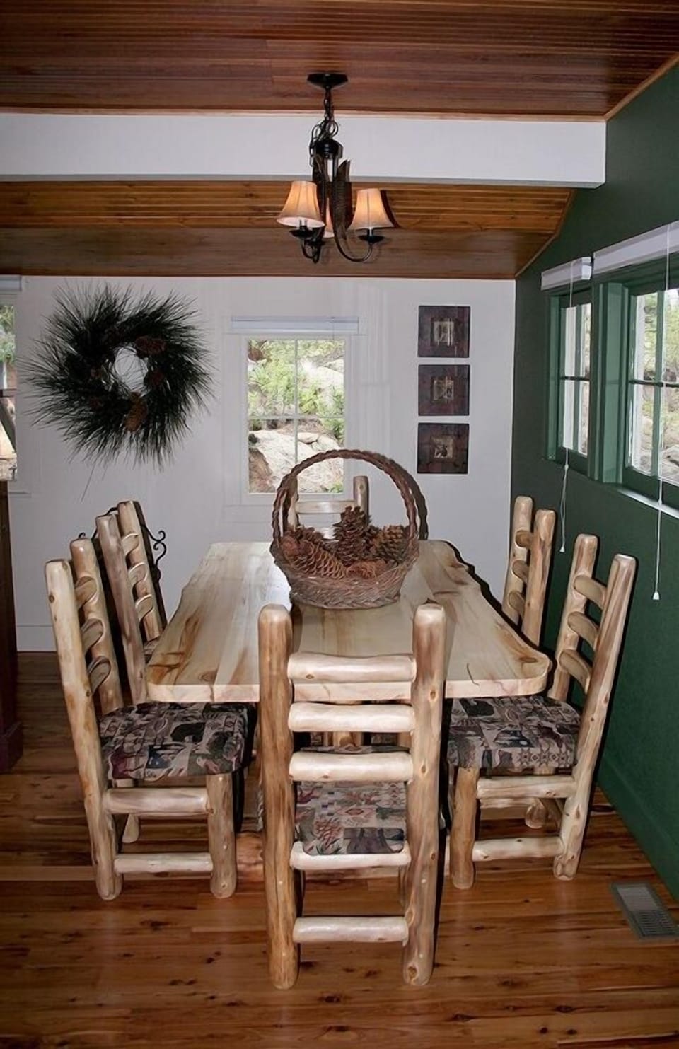 Cabin, 3 Bedrooms | Dining