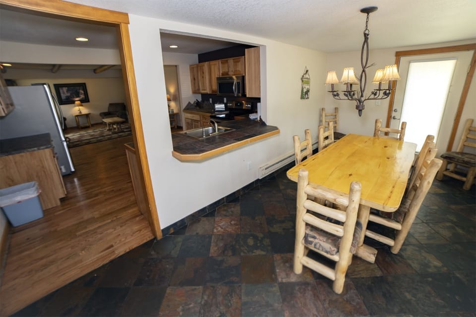 Cabin, 4 Bedrooms | Dining